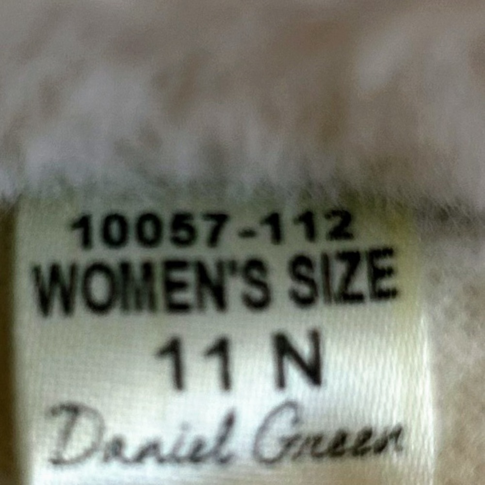 Daniel Green Women’s Slippers Size 11. - Picture 2 of 4